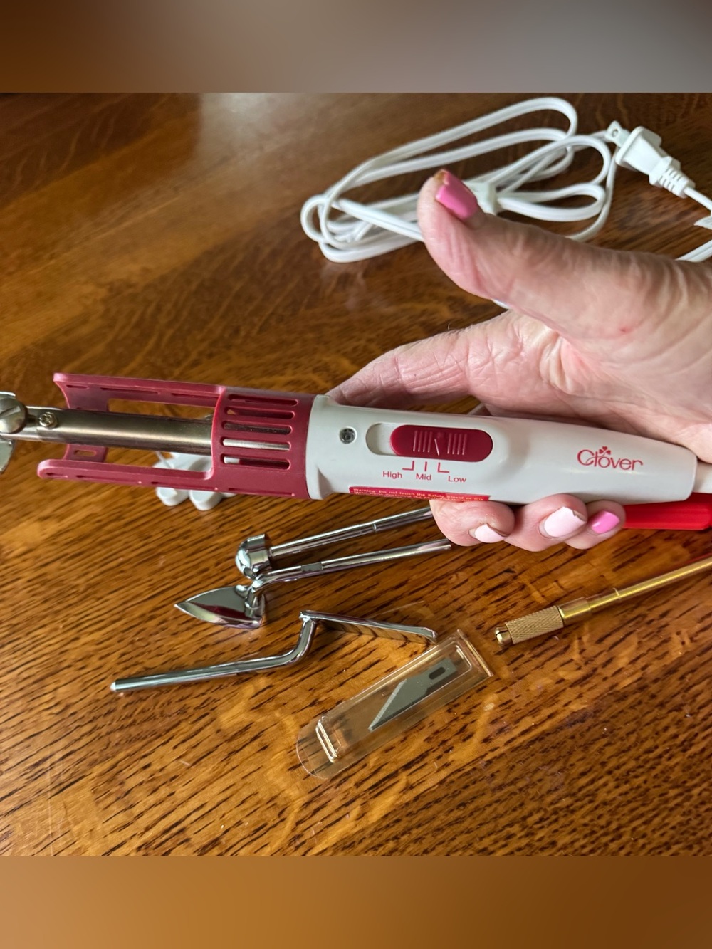 Clover Red and White Electric Appliqué Ironing Tool Kit - Picture 5 of 11